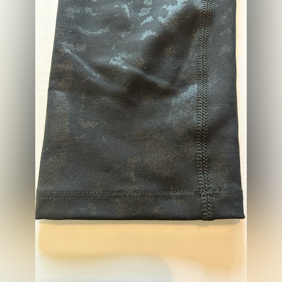 Noli large slightly glossy leggings in black with light camo pattern. - Picture 5 of 6
